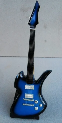 Tradera MINIATYR ELEKTRISK GITARR| Musiktilbehør