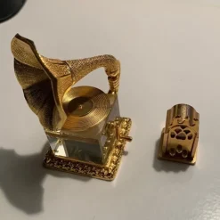 Tradera Miniatyr tratt grammofon och radio i guld> Øvrige Samleobjekter