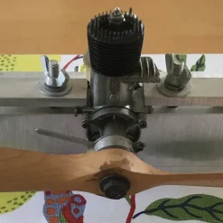 Tradera Modellflygmotor Olsson 23 tändstiftsmotor med propeller och provkörningsbänk.| Modelmotorer