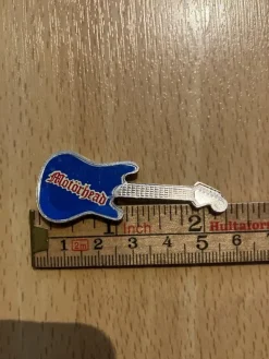 Tradera MOTORHEAD - LOGO - GITARR PIN - FRÅN 1980 TALET - SAMFRAKTAR| Merchandise