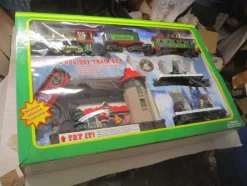 Tradera MUSICAL HOLIDAY TRAIN SET TAGBANA I KARTONG OANVÄND FRÅN CA 1985> Øvrigt Samlerlegetøj