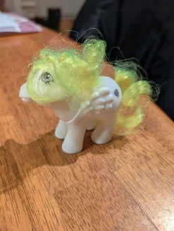 Tradera My Little Pony G1 med ljusgul man och svans| Dukker