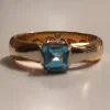 Tradera Mycket vacker ring i 18K guld/vitt guld. Fasettslipad blå sten. 5,8g Fint skick.> Ringe