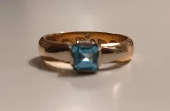 Tradera Mycket vacker ring i 18K guld/vitt guld. Fasettslipad blå sten. 5,8g Fint skick.> Ringe