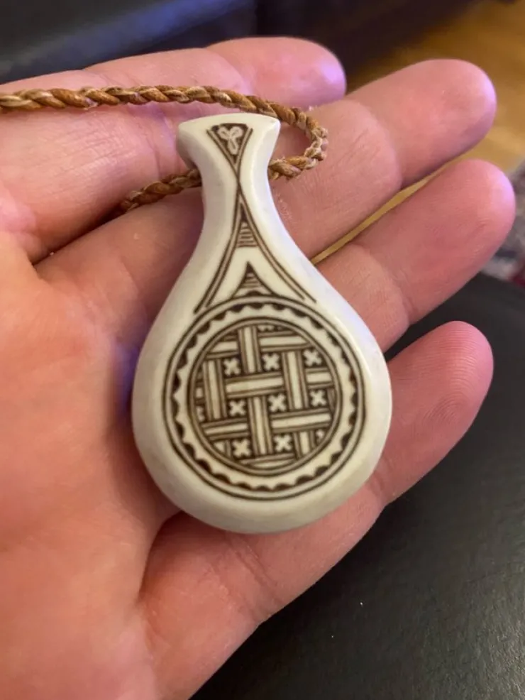 Best NICKOLAUS FANKKI. Hängsmycke, renhorn, sameslöjd ,signerat. Kunsthåndværk