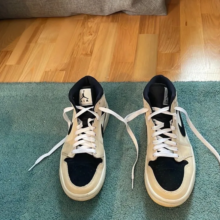 Tradera Nike Air Jordan 1 Mid Guava Ice Vit/Svart Storlek 39 Nypris 2200> Andre Skoprodukter