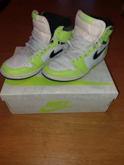 Tradera Nike Air Jordan 1 Retro High OG, Limegröna, Storlek 38> Basket