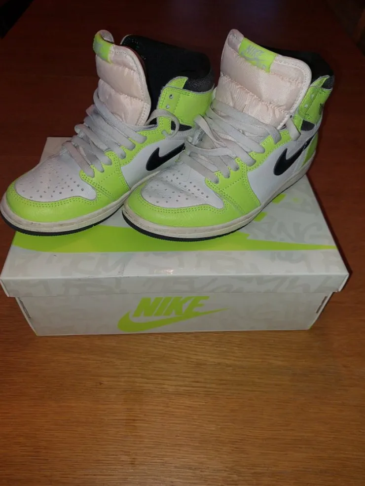 Tradera Nike Air Jordan 1 Retro High OG, Limegröna, Storlek 38> Basket