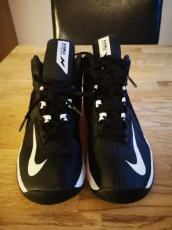 Tradera Nike Air Max Basketbollskor, Svarta, Storlek 36> Basket