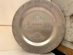 Shop Norrköping, tennfat med Norrköpings motiv Tin & Messing
