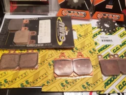 Tradera NOS KTM 65 SX 5 st satser bromsbelägg. 2 st Fram kedje drev 12 kug. Handtag. mm| Motocross