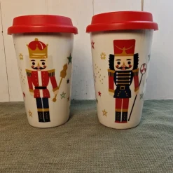 Store Nötknäppare - Kaffemuggar i porslin med lock av silikon Højtider