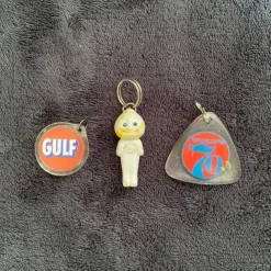 Tradera Nyckelringar från tiden. Esso,Gulf,Volvo. Retro> Mobilia