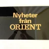 Tradera Nyheter från Orient.Hårdplast. Svart och guld. Skyltställ från -70talet.46x28> Andet Urrelateret