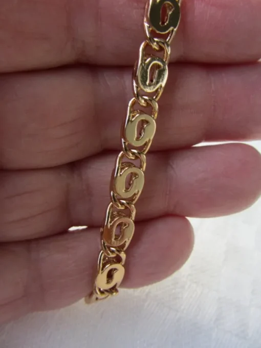 Tradera NYTT * GULDFÄRGAT ARMBAND * i gulmetall. 16 cm.> Armbånd