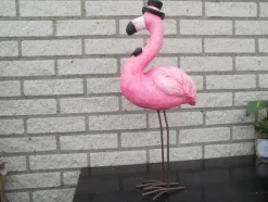 Tradera Oanvänd 62 cm hög flamingo med hatt och fluga för trädgården| Havedekorationer