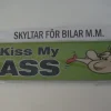 Tradera Oanvänd inplastad skylt för bilar m.m Kiss my ass| Andet Køretøjsrelateret