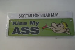 Tradera Oanvänd inplastad skylt för bilar m.m Kiss my ass| Andet Køretøjsrelateret