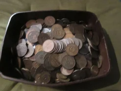 Tradera OBS:: 5 KILOS OSORTERADE ÄLDRE SVENSKA MYNT| Andre Mønter & Sedler