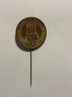 Tradera Olympisk pin. OS i Berlin 1936. Nålmärke.> Olympia