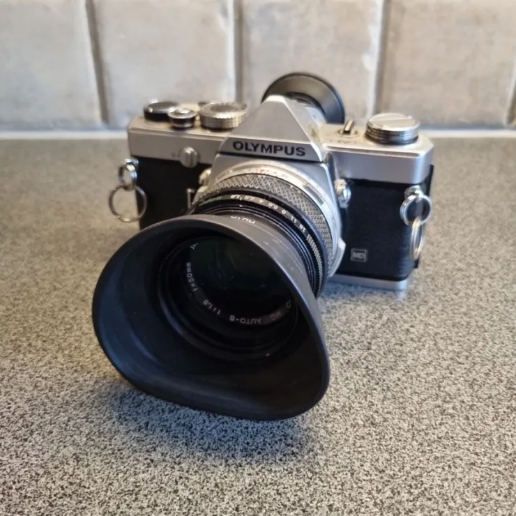 Tradera Olympus OM-1 kamera med 50mm objektiv| Fotokameraer