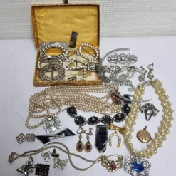 Tradera Paket vintage smycken defekta vitmetall gulmetall strass broscher halsband mm> Smykkesæt