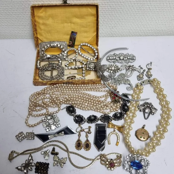 Tradera Paket vintage smycken defekta vitmetall gulmetall strass broscher halsband mm> Smykkesæt
