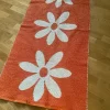 Flash Sale Pappelina Orange och vit matta med blommor Gulvtæpper