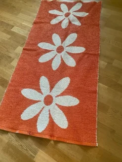 Flash Sale Pappelina Orange och vit matta med blommor Gulvtæpper