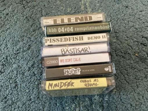 Tradera Parti sju stycken kassettband med blandad musik mestadels punk| Kassettebånd