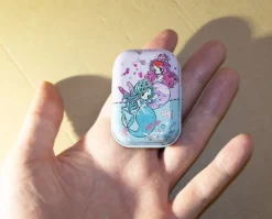 Tradera Pillerburk anime - fantasy - burk - plåtburk - miniburk - mermaid| Rejsetilbehør