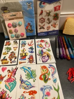 Tradera Pirat- och fantasytema-set: Tatueringar,servett & tatueringspennor| Tatovering