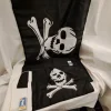 Tradera Piratflaggor. 1 stor samt en mindre vimpel, oanvända.> Flag