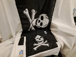 Tradera Piratflaggor. 1 stor samt en mindre vimpel, oanvända.> Flag