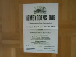 Tradera Plansch Hembygdens dag Hovmantorp 1974 Boda-Kurre Gösta Elweroth Ölands Skogsby> Plakater