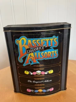 Tradera Plåtburk reklam Bassets allsorts lakrits burk godis karameller> Metalemballage