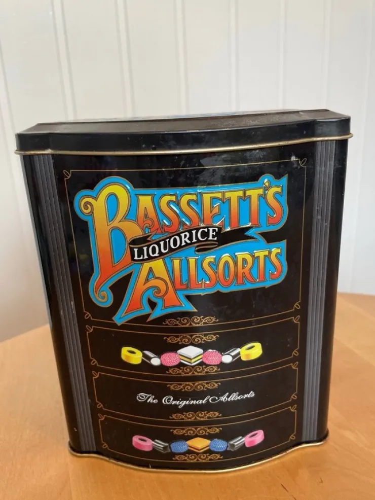 Tradera Plåtburk reklam Bassets allsorts lakrits burk godis karameller> Metalemballage