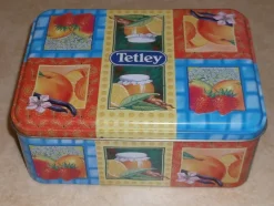 Tradera Plåtburk Tetley Frukter och bär är upphöjda på locket så det blir extra vackert> Metalemballage