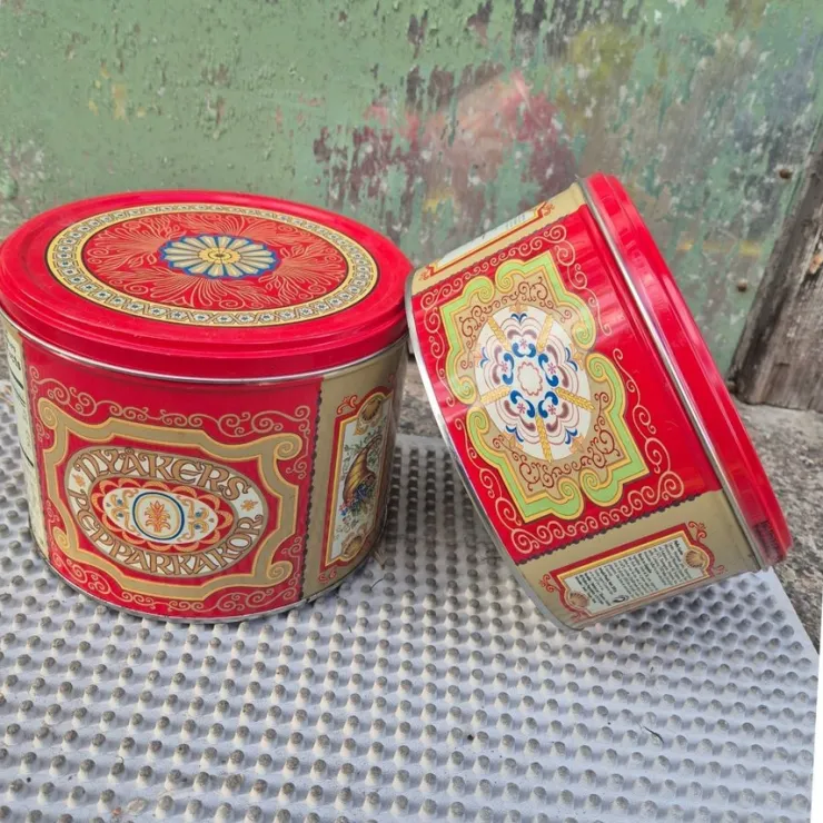 Tradera Plåtburkar med julmotiv> Metalemballage