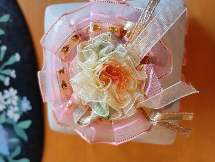 Tradera Porslinsask med romantisk rosett Förvaring för smycken eller småsaker Dekor> Smykkeskrin & -opbevaring