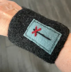 Hot Pulsvärmare i tovad ull med ledkryss, small Handsker & Vanter