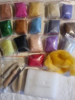 Tradera Pysselkit med ull i olika färger och filtningsverktyg| Øvrigt Hobby