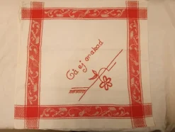 Hot Rakhandduk, broderad med Gå ej orakad, rakhyvel och rakborsten i bården Kuriosa