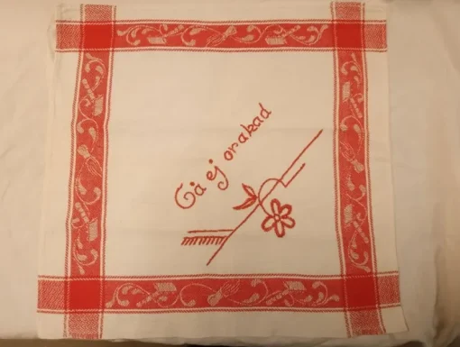 Hot Rakhandduk, broderad med Gå ej orakad, rakhyvel och rakborsten i bården Kuriosa