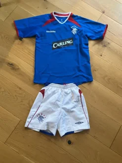 Tradera Rangers fotbollströja och shorts, storlek 11-12 år> Fodbold