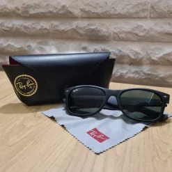 Shop Ray-Ban Wayfarer solglasögon med fodral och putsduk Solbriller