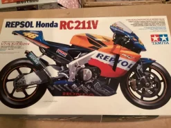 Tradera Repsol Honda RC211V - påbörjad| Plastik Byggesæt