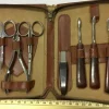Tradera Reseset med manikyr- och pedikyrinstrument i fodral av konstläder> Manicure, Hånd- & Fodpleje