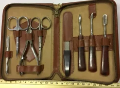 Tradera Reseset med manikyr- och pedikyrinstrument i fodral av konstläder> Manicure, Hånd- & Fodpleje