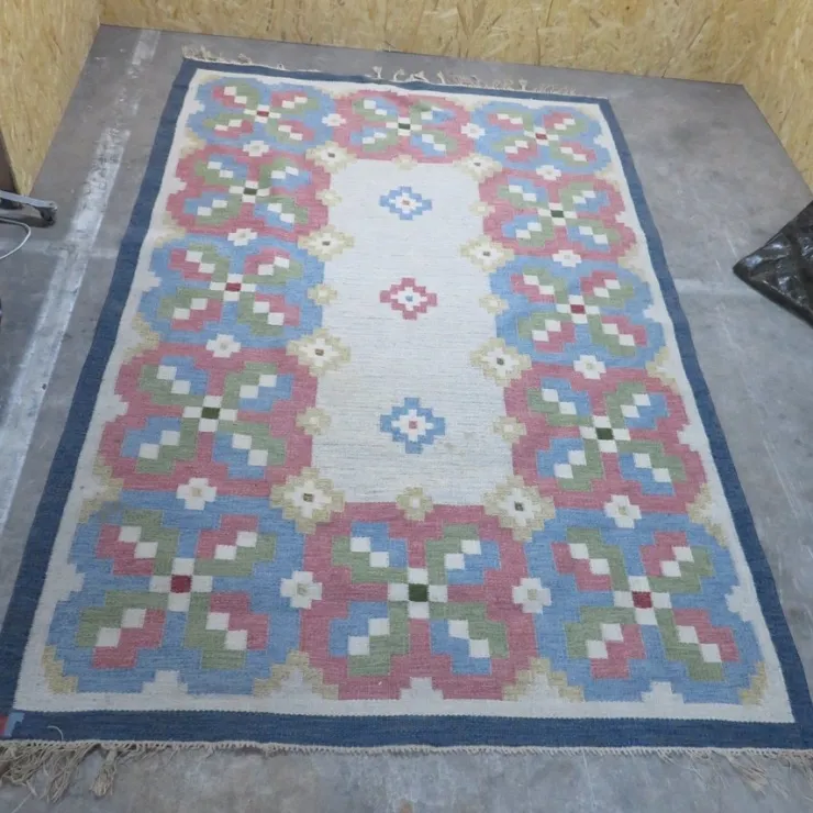 Tradera Retro, Stor Röllakan matta i blått med signatur| Indretning & Husholdning